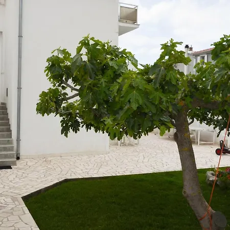 Ana-maria 3* Pirovac